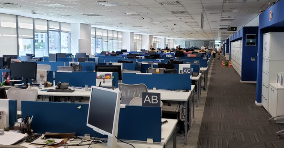 GIRL WEAR “AUNTIE CLOTHES” AT WORK BUT WEEKENDS WEAR NICE, “WHY LET BOSS SEE MY ASSETS”