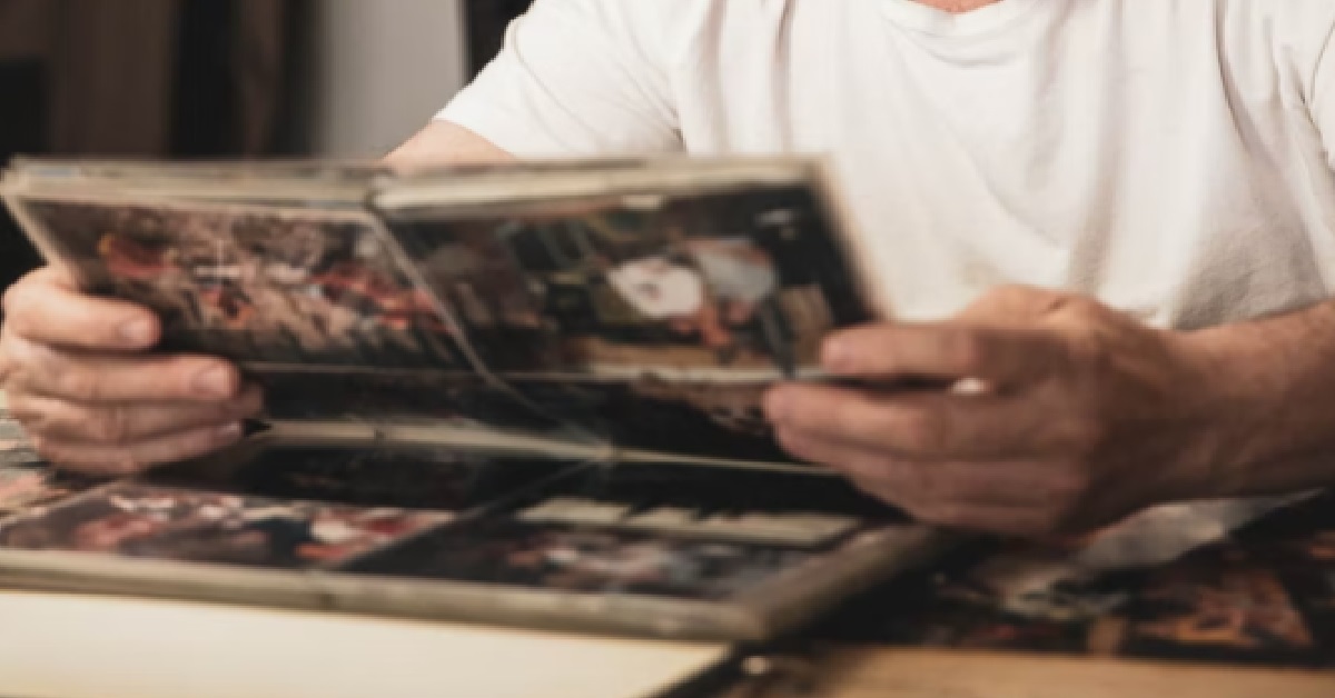 MUM-IN-LAW PHOTOSHOPS DAUGHTER-IN-LAW OUT OF FAMILY PHOTO IN LIVING ROOM