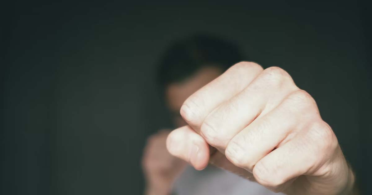 GIRLS SAYS HER BF BEATS HER THEN LATER BEGS AND KNEELS FOR FORGIVENESS