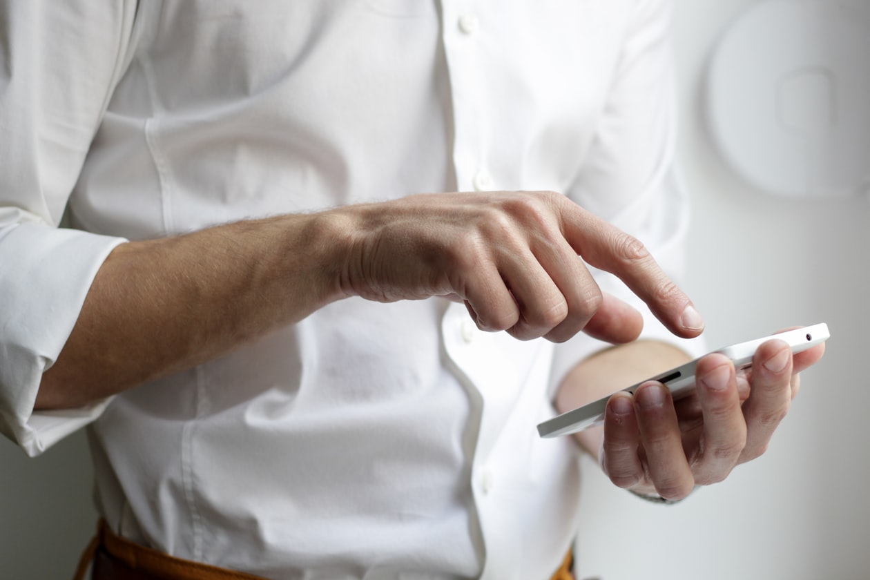 NETIZEN WANT TO KICK COMMUTERS WHO ARE”GLUED TO THEIR PHONE”