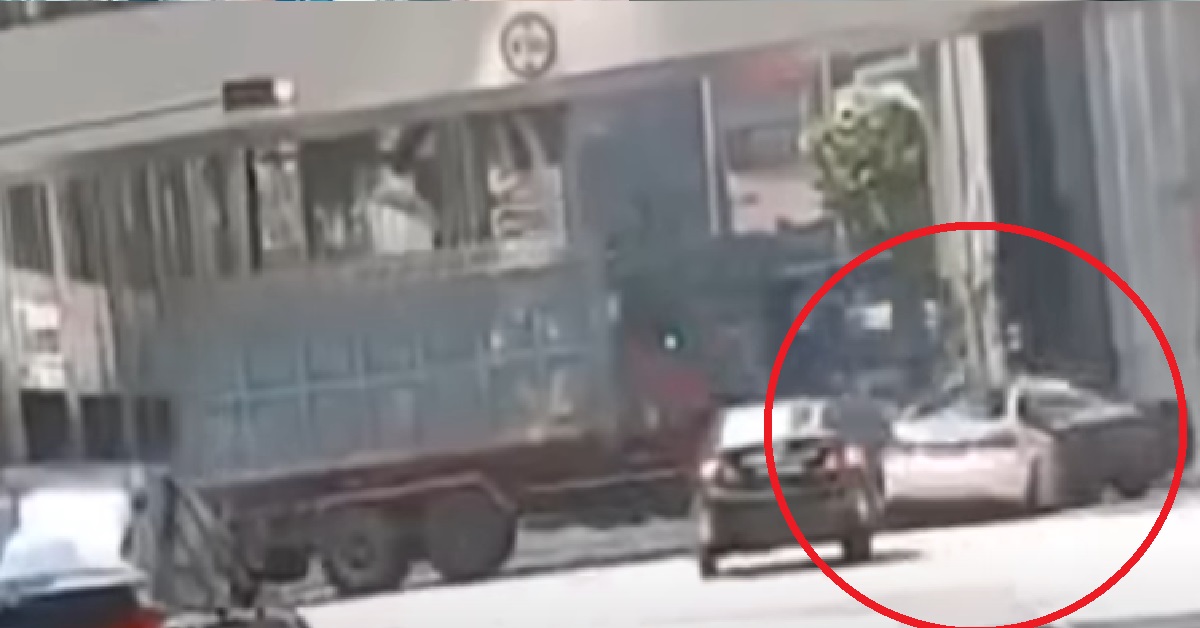 “ACCIDENT” OF TRUCK RAMMING 2 CARS @ ROBINSON RD, IS ACTUALLY TV STUNT