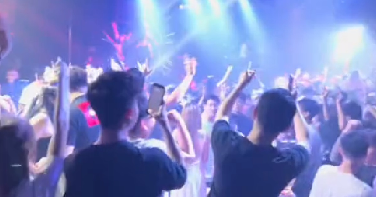 MAN ALLEGEDLY CHANTING GANG POEM & START FIGHT INSIDE CLUB, POLICE CALLED