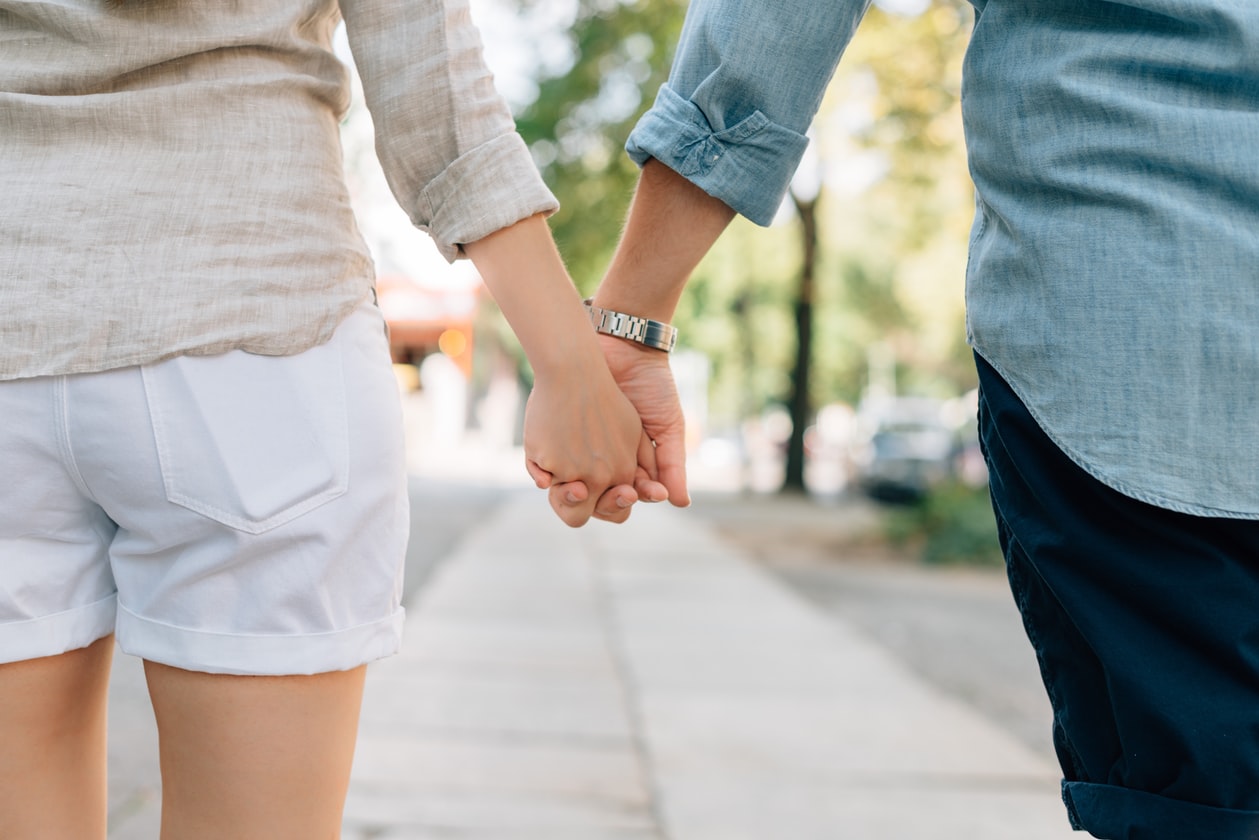 MAN’S “ONS” WITH A GIRL HE MET ONLINE BECAME A RELATIONSHIP