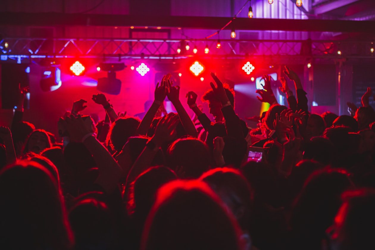 GIRL SUFFERS AFTER NO ONE DANCE WITH HER IN CLUB DUE TO HER BODY