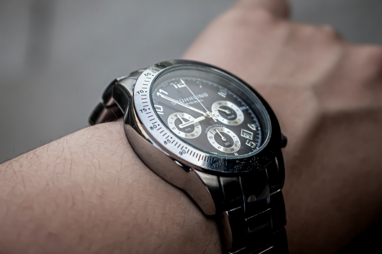 MAN STOLE WIFE’S CREDIT CARD AND PAWN HER ROLEX & LUXURY BAGS