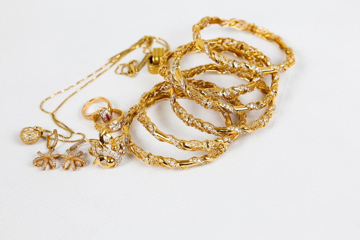MAN BUYS THICK GOLD CHAIN FOR WIFE, END UP ITS NOT EVEN REAL GOLD