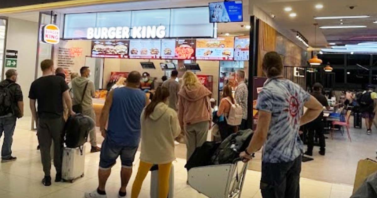 MAN WITNESS SG COUPLE BEHAVING RUDELY IN THAI AIRPORT, TELL THEM DON’T “XIA SUAY”