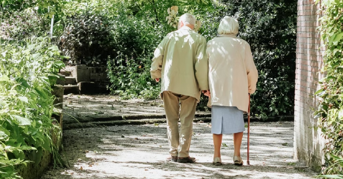 GUY GIVES PARENTS MONEY & HELPS WITH CHORES TO PROTECT HIMSELF, MUST ACT A BIT