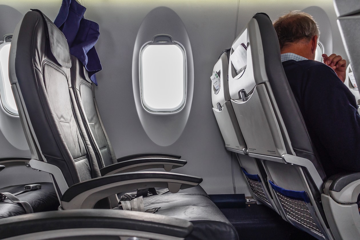 MAN SAID HOW HE ‘LAO SAI’ ON HIS PANTS ON A 14-HOUR FLIGHT