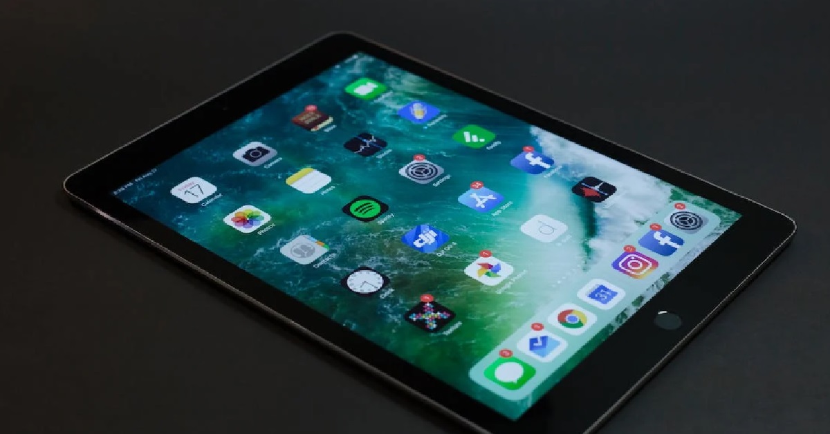 WOMAN FORGOT IPAD PASSWORD AFTER REPAIR, BLAMES STAFF & WANTS REFUND