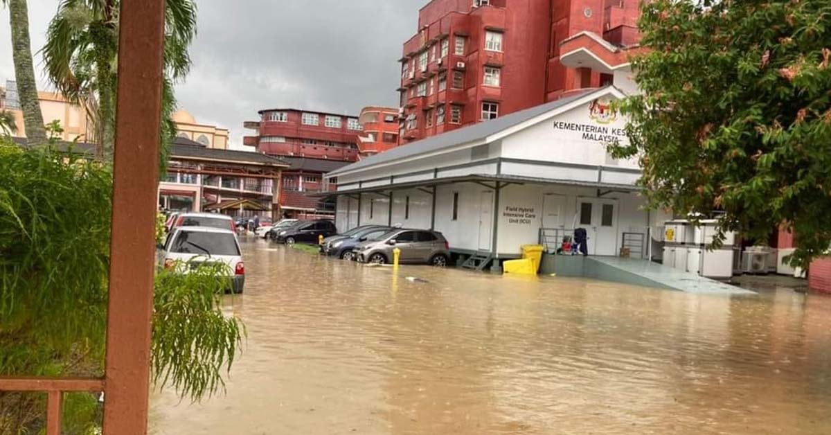 FLASH FLOODS IN PARTS OF JOHOR BAHRU, VEHICLES STRANDED