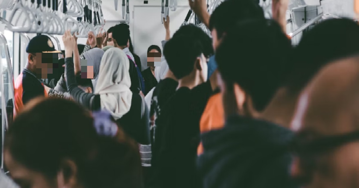 COMMUTERS FIGHTING OVER SEAT INSIDE MRT, NETIZEN ASKS “CAN S’POREANS CHILL”