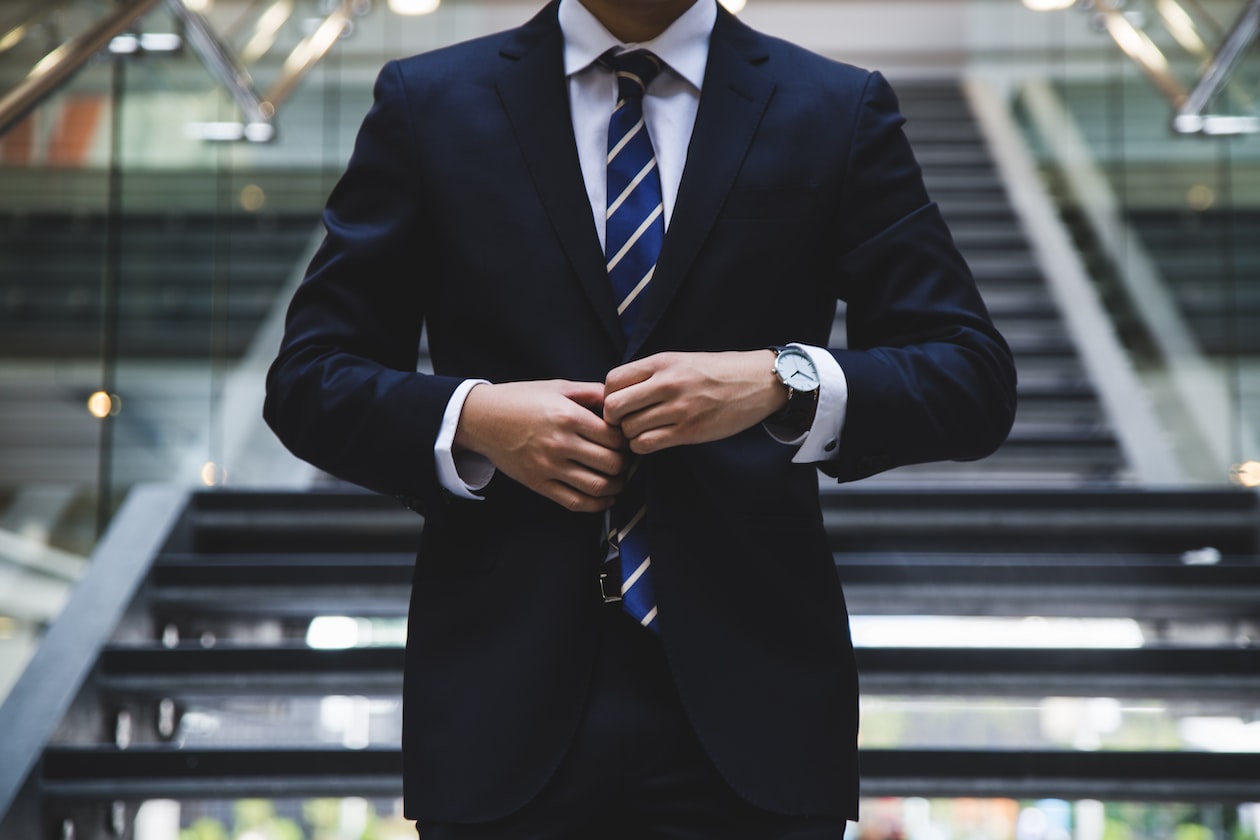 MAN CONSIDERING WORKING AS A LAWYER, NETIZENS REVEAL HOW MUCH THEY EARN