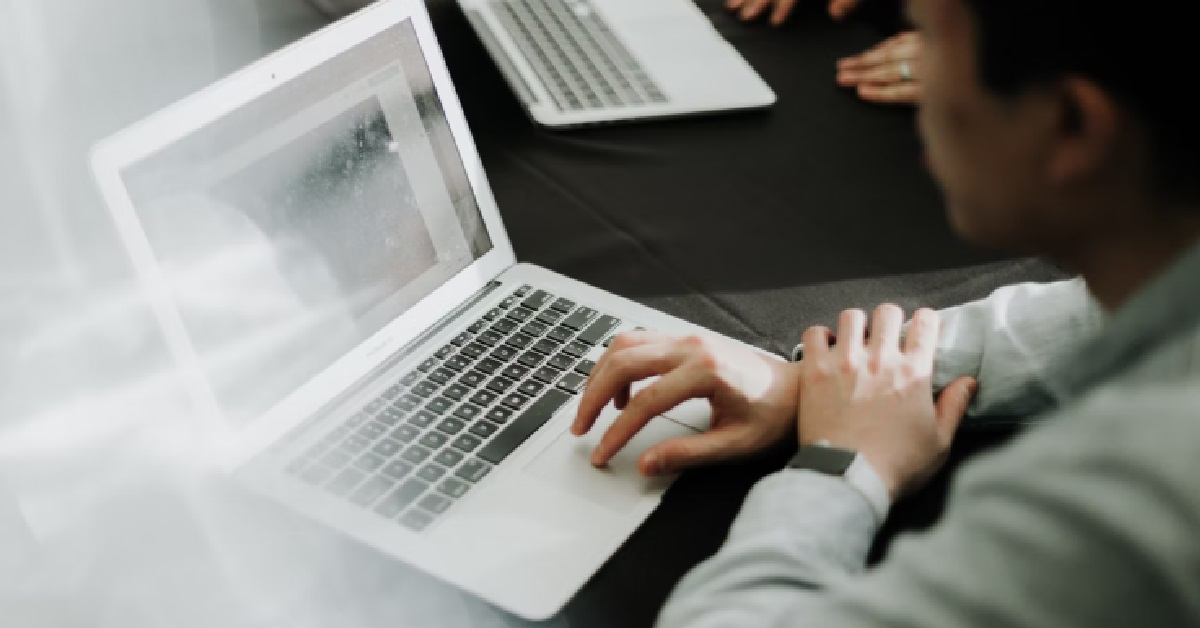 GUY QUITS HIS JOB ON THE 1ST DAY CAUSE MANAGER KEEP COMING LATE, EVERYONE NOT INTERESTED