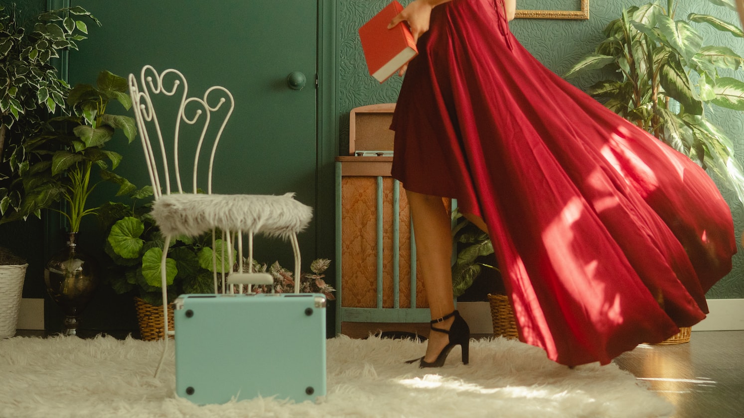 WOMAN WEARS TIGHT RED DRESS TO GET “CHI KO PEK” BOSS’S BUSINESS & IT WORKS
