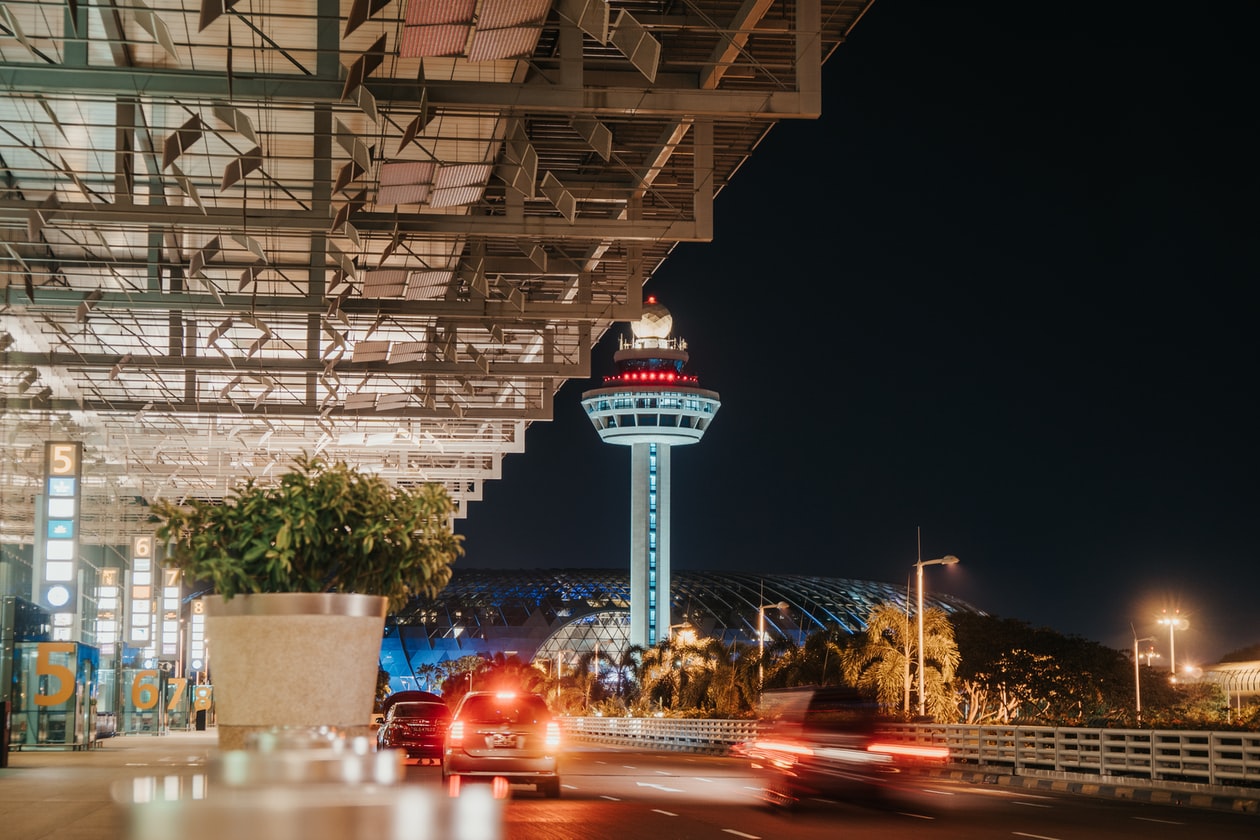 WOMAN ASK HER BESTFRIEND TO PICK HER UP FROM THE AIRPORT EVEN THOUGH SHE STAY IN TAMPINES