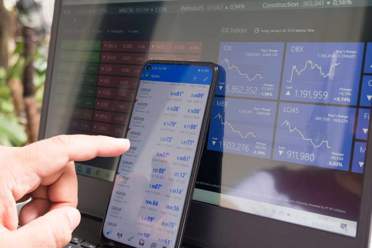 MAN WINS IN FOREX DEMO ACCOUNT & TRIES THE REAL THING WITH $10,000 BUDGET