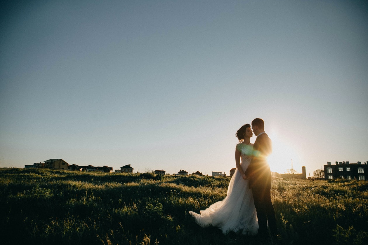 GF STILL KEEPS WEDDING PICS OF PREVIOUS MARRIAGE IN BEDROOM