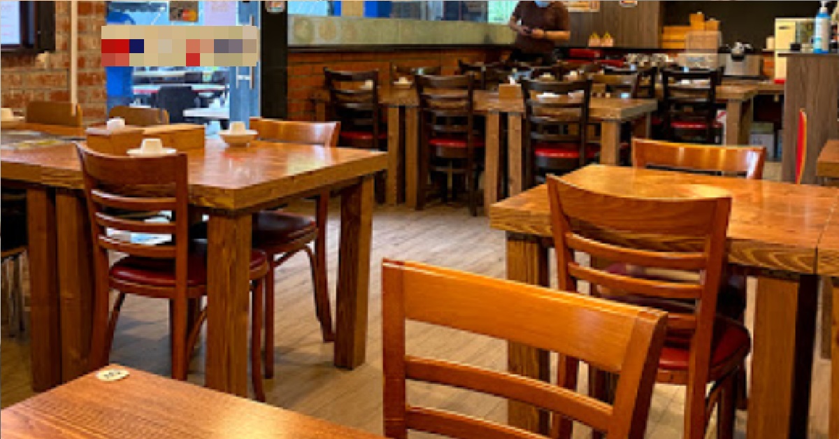 WOMAN NOT HAPPY AT BEING ASKED TO CLEAN UP THE MESS HER CHILD MADE AT RESTAURANT