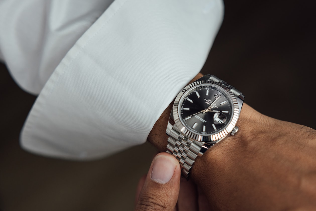 MAN TAUNTED AT BAR SAYING HIS ROLEX IS FAKE, BACKS OFF AFTER IT BECAME A BET