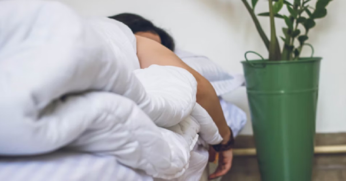 26 Y.O WOMAN ASKS IS IT WEIRD THAT HER BROTHER STILL SLEEPS IN HER ROOM WITH HER