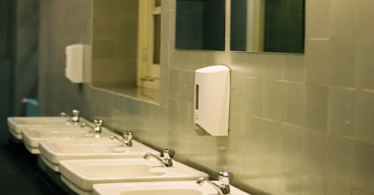 28 Y.O SICKO ARRESTED FOR PLANTING CAMERAS IN CHANGI TOILET TO RECORD WOMEN