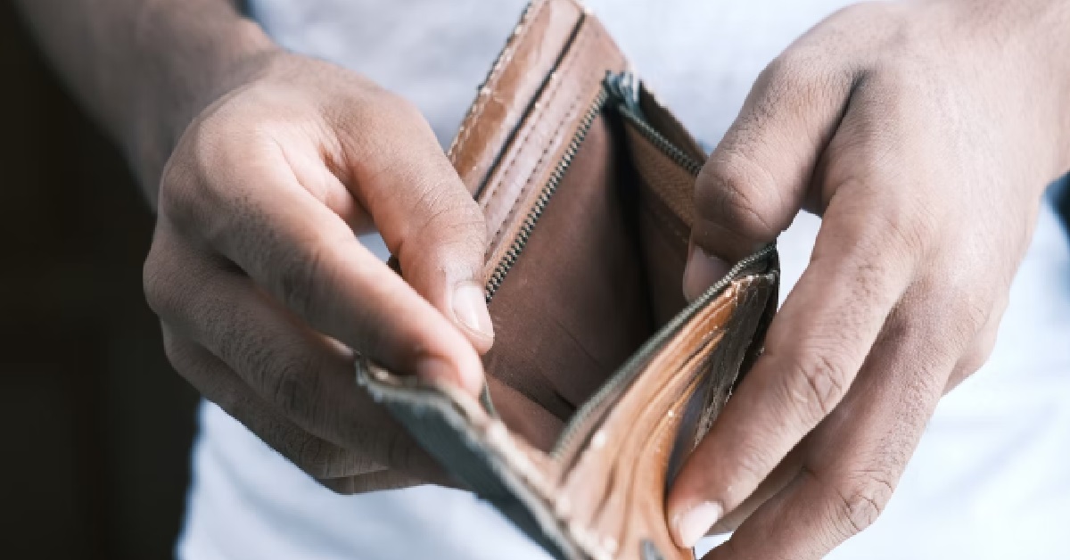 UNEMPLOYED FATHER CAN’T AFFORD TO GIVE KIDS POCKET MONEY, LOST MOTIVATION TO WORK