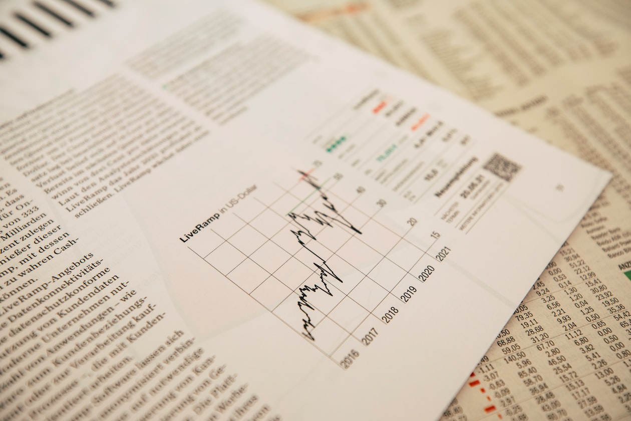 MAN ANNOYED AT FINANCIAL GURUS WHO COPY-PASTE “INVESTMENT ADVISE”