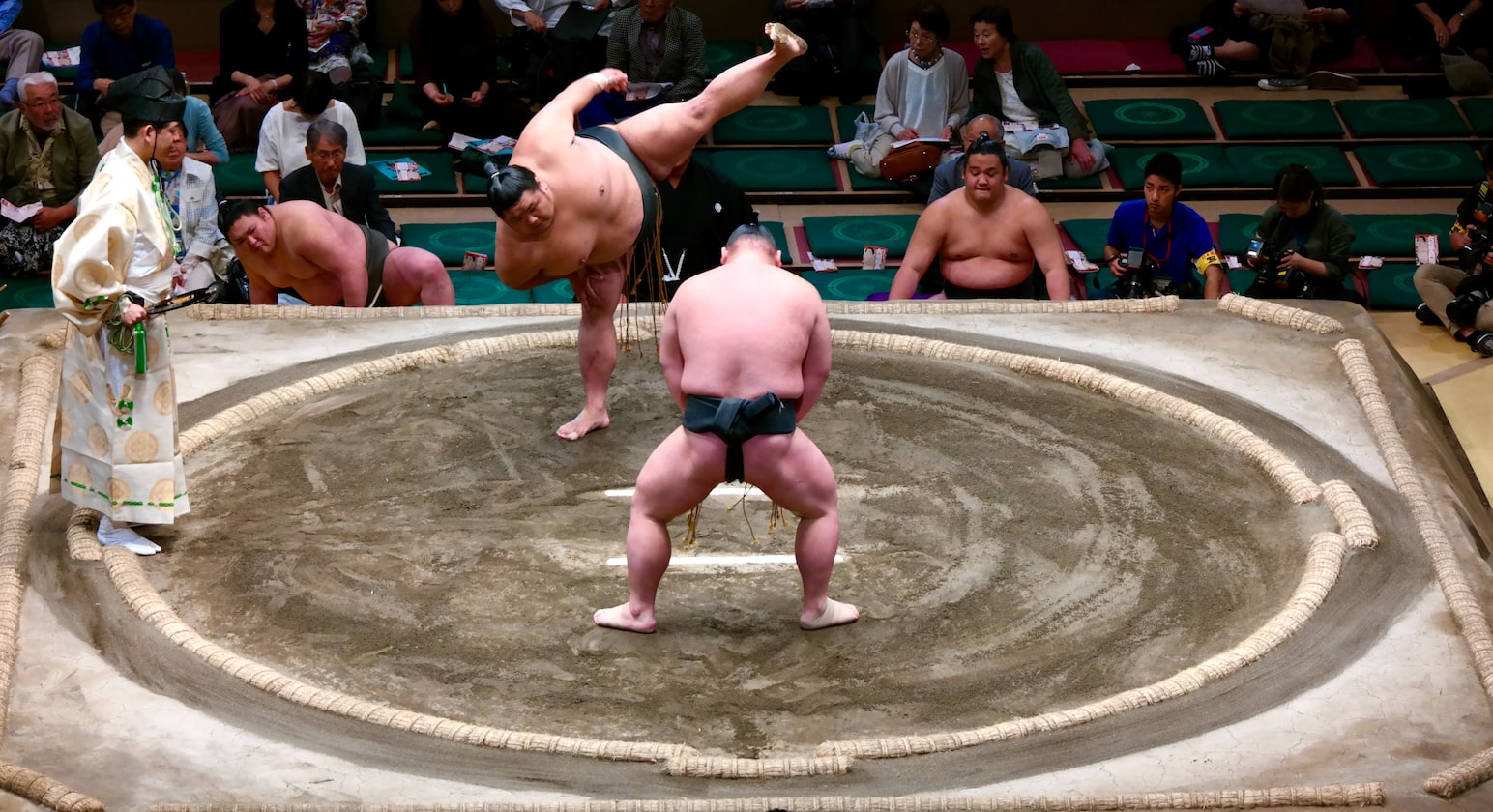 MAN REFUSES TO MARRY HIS GF AS SHE HAS THUNDER THIGHS LIKE SUMO WRESTLER