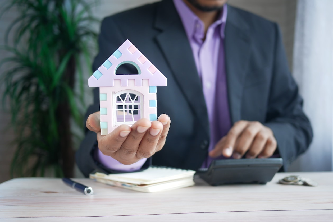 COLLEAGUE ALWAYS MIA FROM OFFICE TO DO PART-TIME PROPERTY AGENT