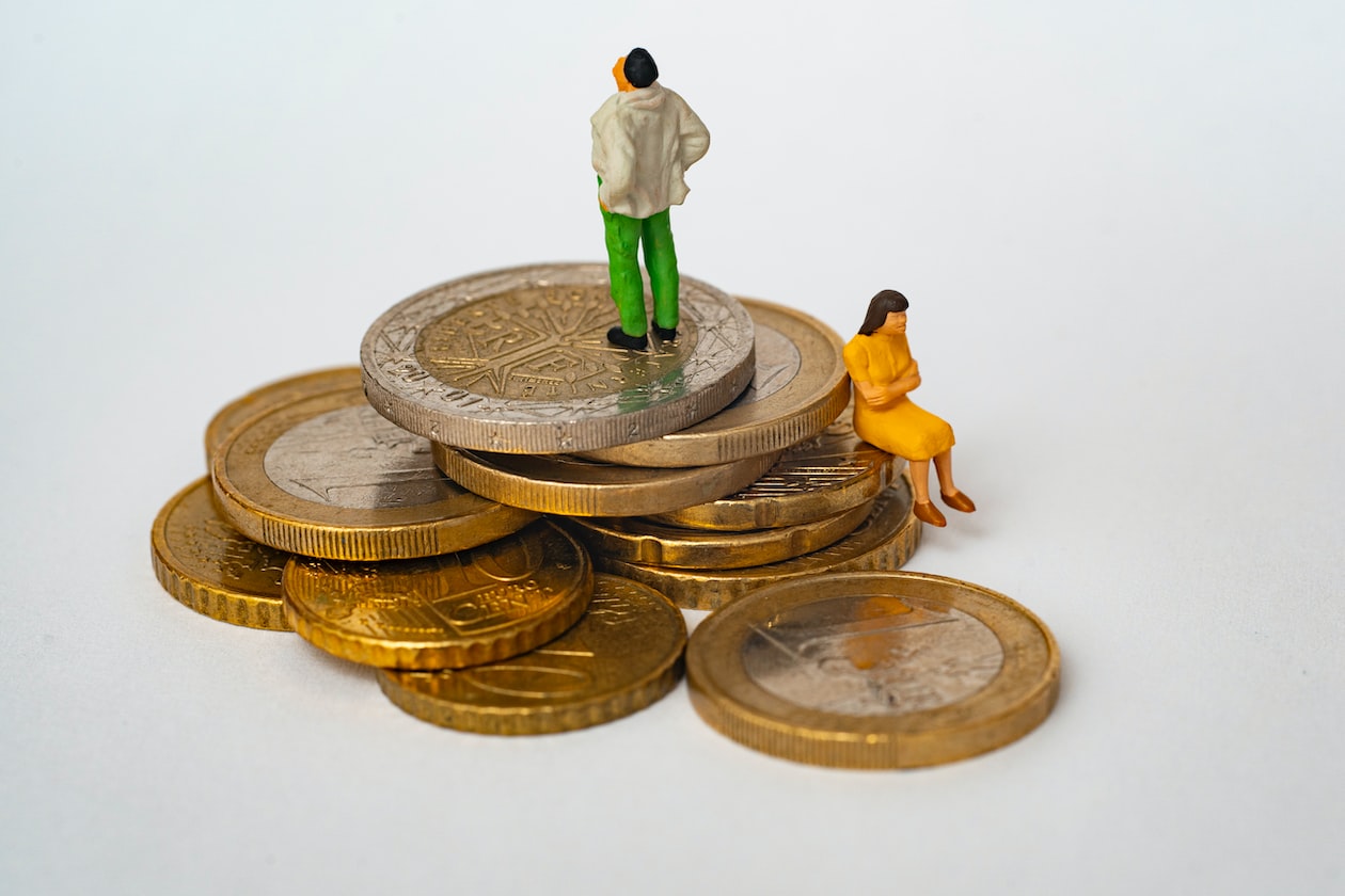 BF GOT CALLED A GOLD DIGGER CAUSE HE EARNS LESS DESPITE NOT TAKING ANY MONEY