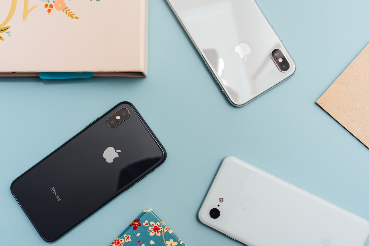 MAN CAUGHT GF HAVING AFFAIR WITH HER BOSS, AFTER PASSING HIM HER OLD iPHONE