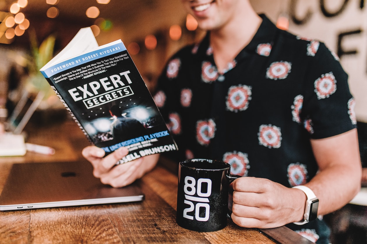 MAN TELLS INSURANCE AGENTS TO STOP ACTING LIKE THEIR FINANCIAL EXPERTS