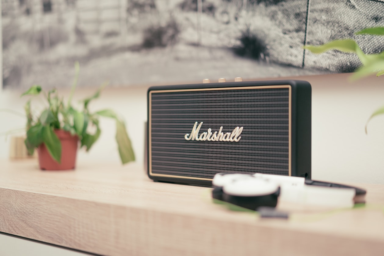 WOMAN STARTS AFFAIR AS HUSBAND DOESN’T WANT TO BUY $50 SPEAKER FOR HER