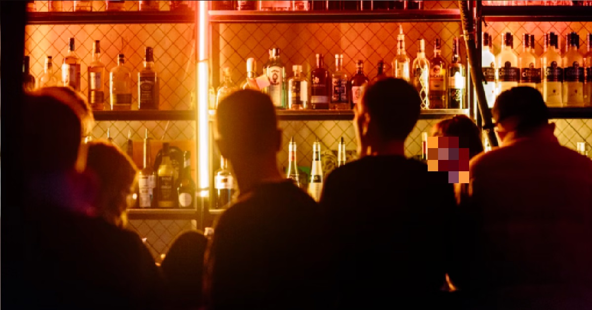 S’PORE GROUP IGNORED BY BAR STAFFS WHO PRIORITIZED EXPATS OVER LOCALS
