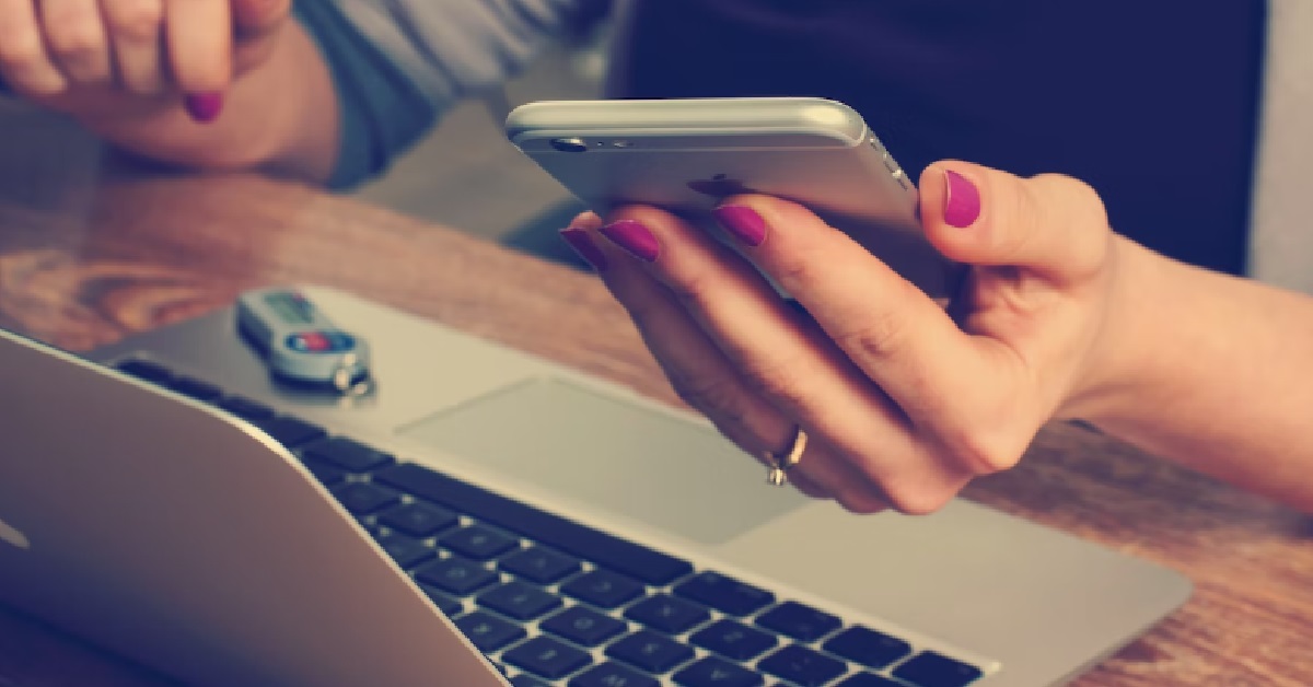 GIRL ASKED NEW ROOMMATE TO BORROW CREDIT CARD TO BUY $1.5K COMPUTER