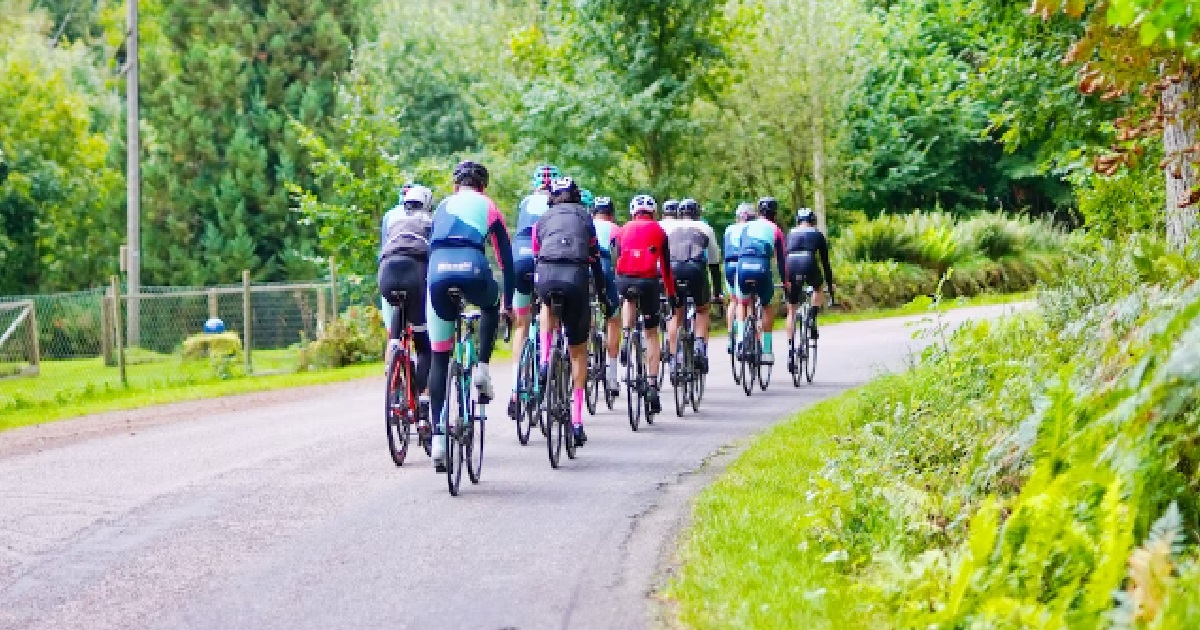 GUY BLINDED BY GROUP OF CYCLISTS’ HEADLIGHTS AND ALMOST GOT RUN OVER BY THEM