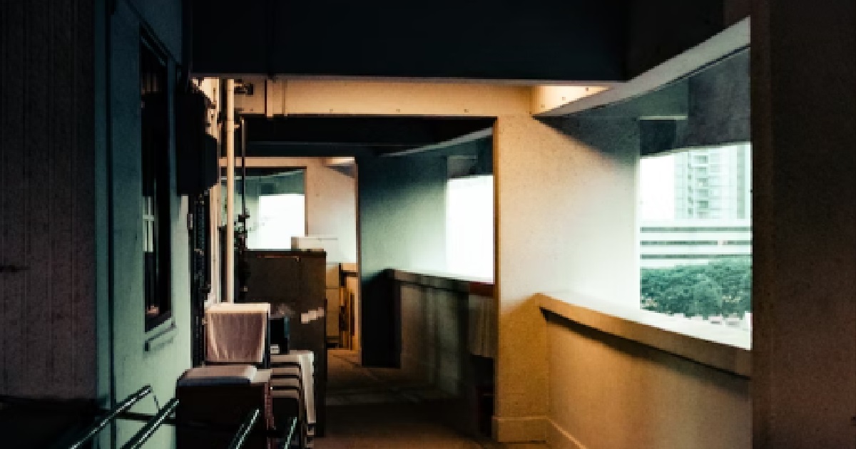 GUY SAW GHOST WALK THROUGH DOOR AT HOME, FLEES & RUNS TO NEIGHBOUR FOR HELP