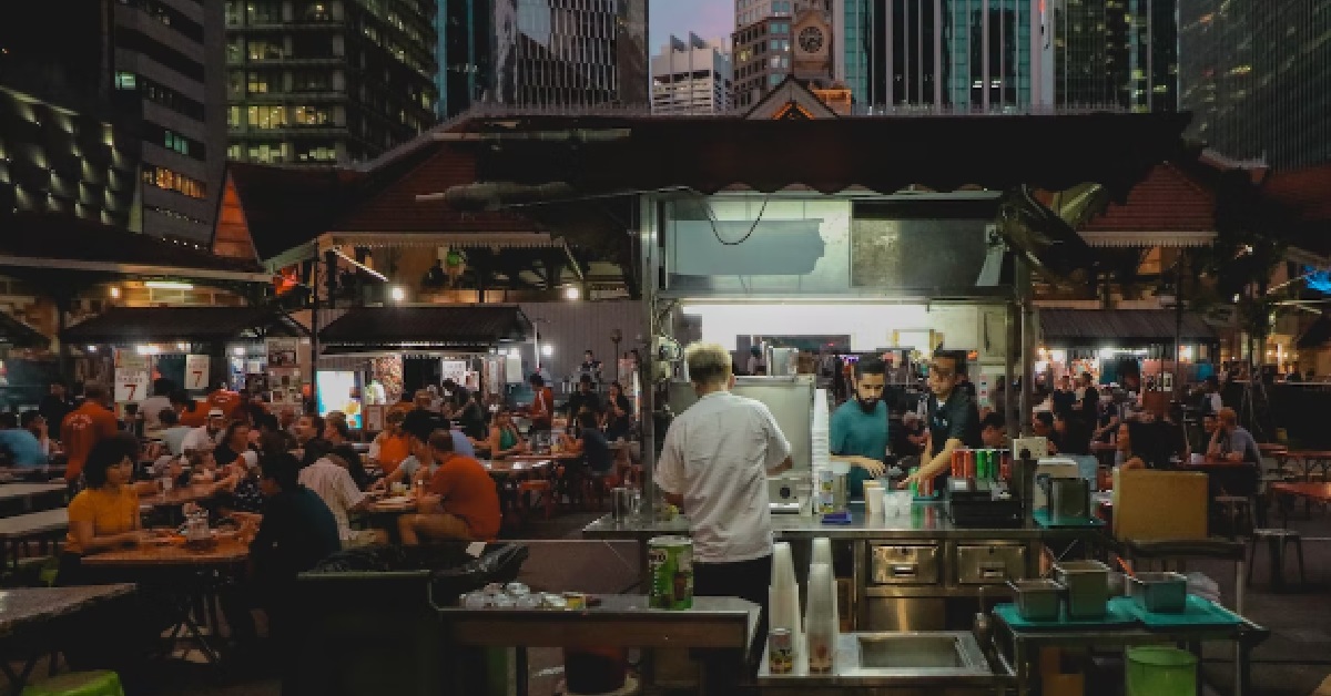 MAN ASKS WHY FAMILIES TREAT MAIDS LIKE CRAP – MAKE THEM SIT ALONE WHILE FAMILY EATS TOGETHER