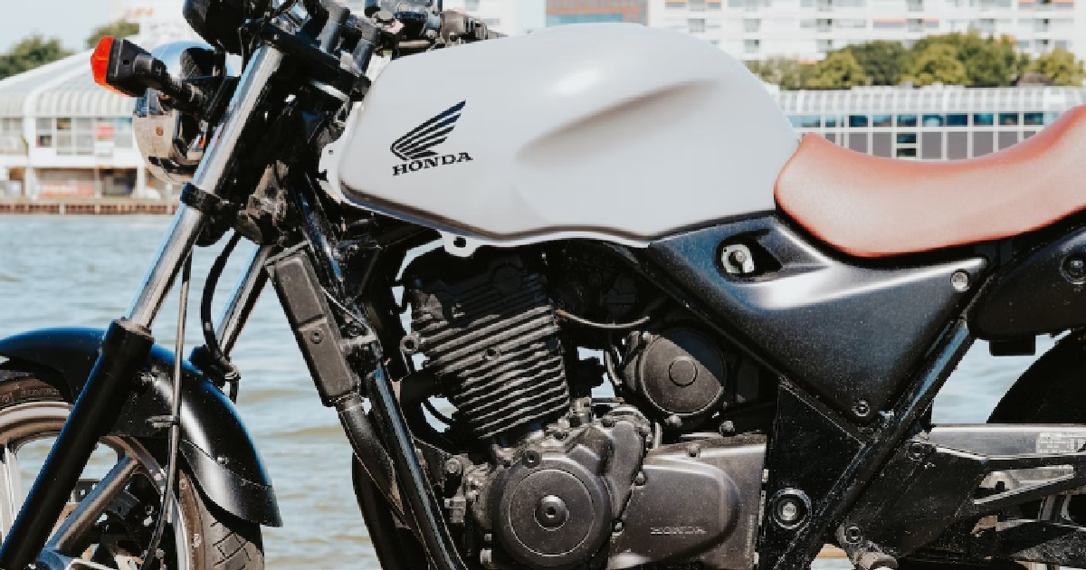 GUY’S PSYCHO GF SCRATCHED HIS MOTOR BIKE BECAUSE HER SKIRT DIRTIED BY THE ENGINE