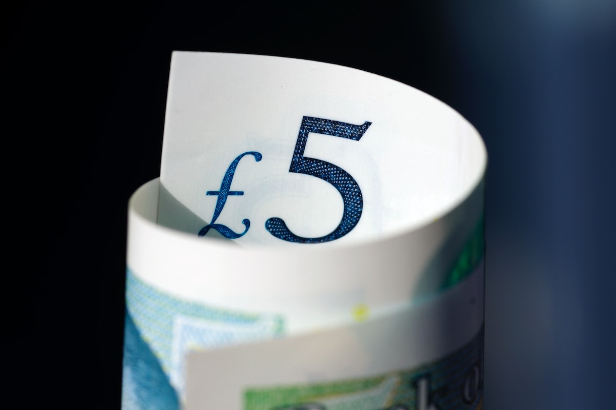 MMAN THOUGHT HE WAS INVESTING £250, ENDS UP LOSING OVER S$100,000