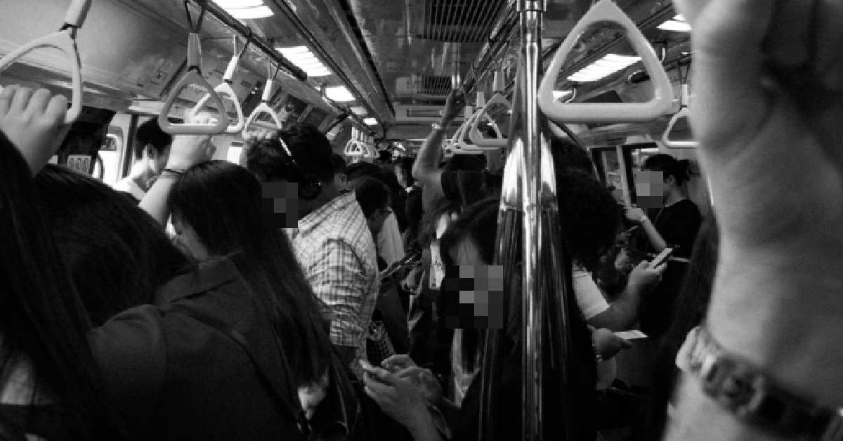 GUY SLEEPING INSIDE MRT, SUDDENLY GOT SIAO LANG WAKE HIM UP & WISH HIM HAPPY NATIONAL DAY