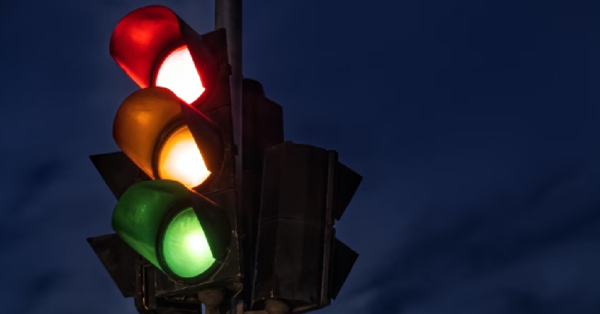 MORE DRIVERS DISREGARDING THE LAW, GUY WITNESSES 3 DIFF CARS BEATING RED LIGHT