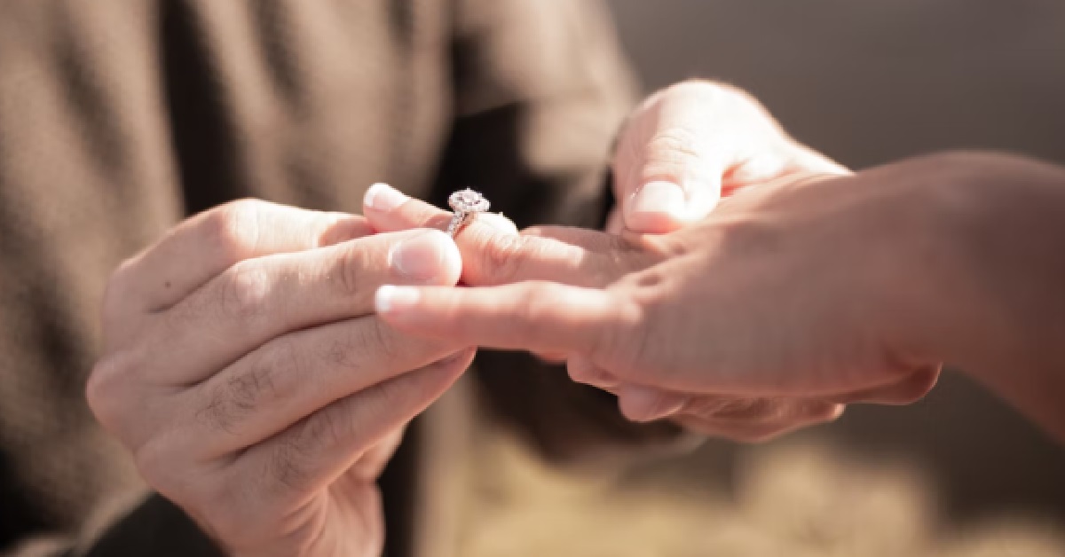 INTROVERTED GIRL HATES ATTENTION, BF PROPOSES TO HER ON ONE KNEE IN PUBLIC