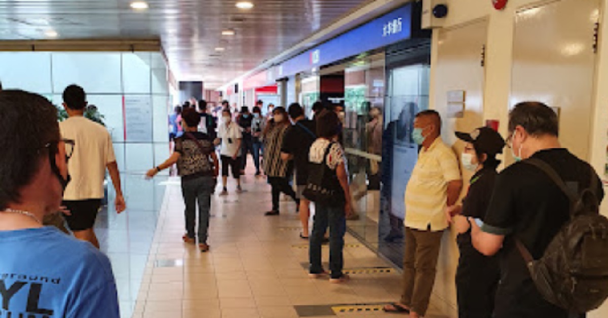CUSTOMERS WAITING UP TO 4 HOURS AT S’PORE BANKS BECAUSE OF HIGH INTEREST RATES
