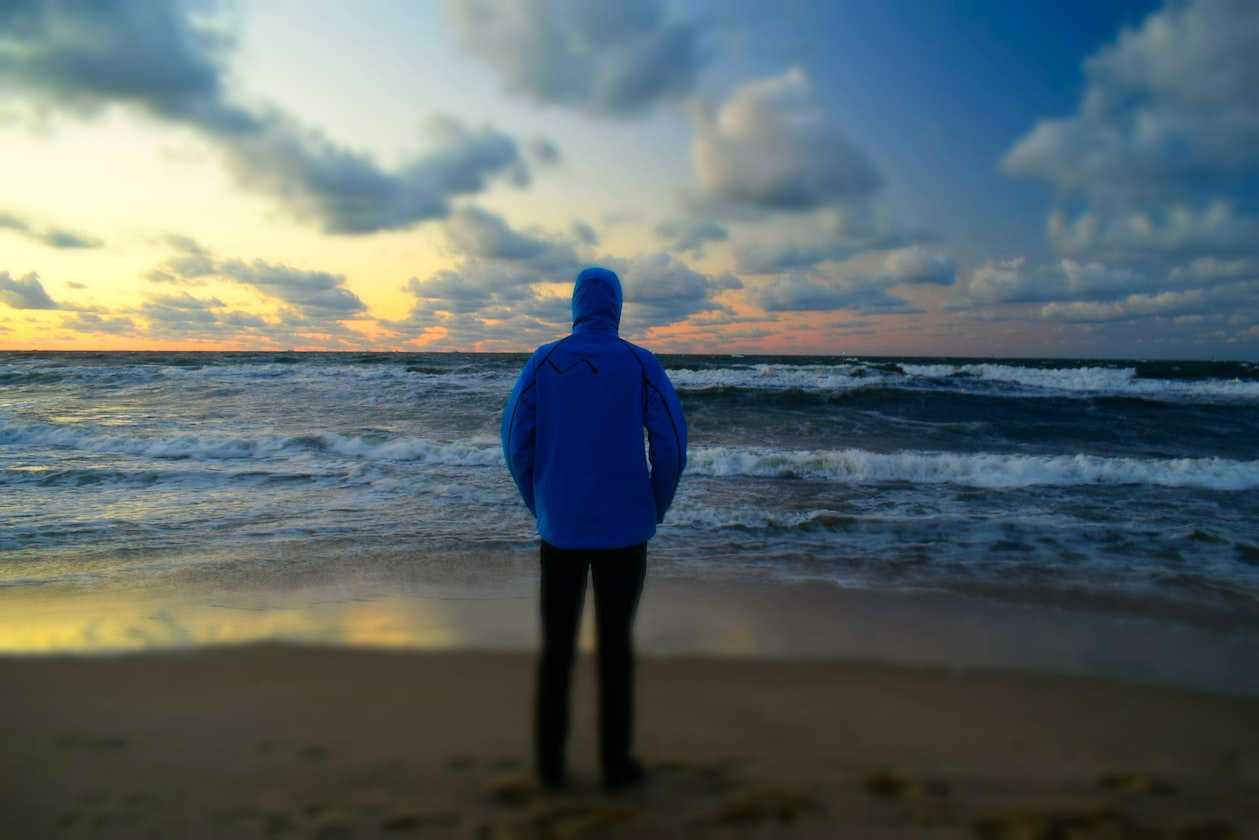 GF CONSIDERS CHEATING ON BF, SINCE HE’S OVERSEAS: “DISTANT WATER WILL NOT QUENCH A FIRE NEARBY”