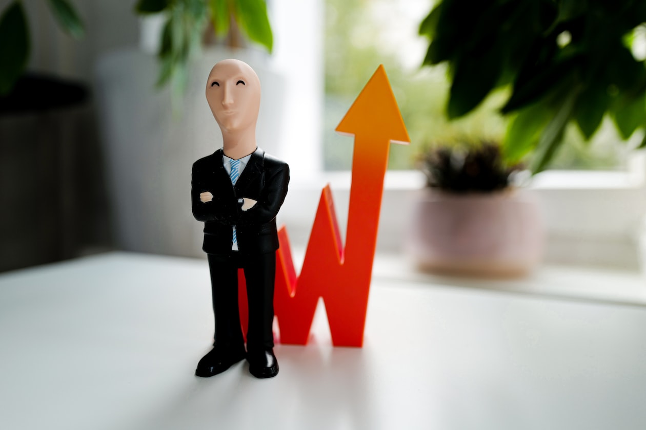 MAN BRAGS HOW HE MAKES 300K A YEAR WITH STOCKS