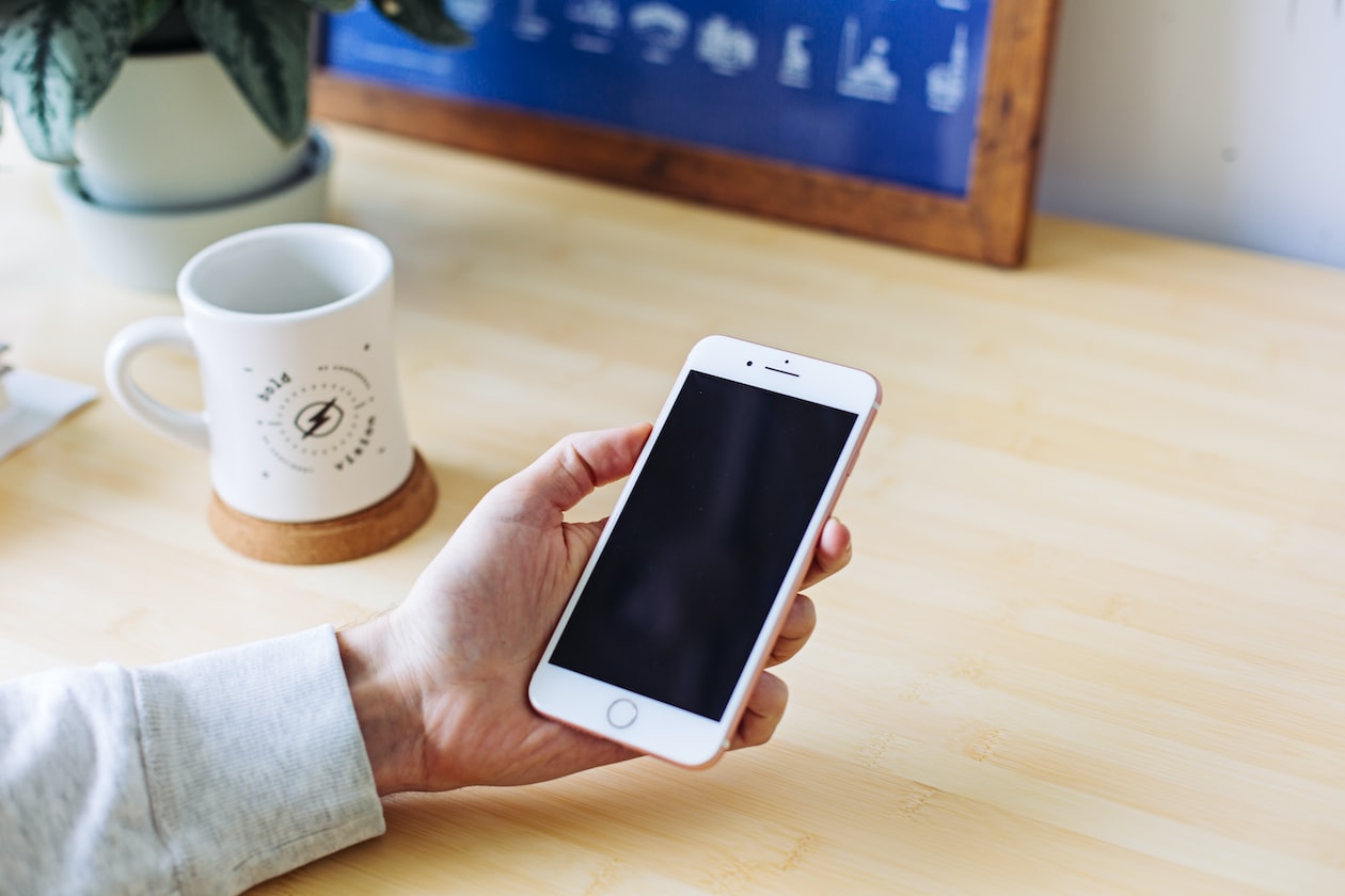 GF DUMPS BF AS HE REFUSE TO BUY HER NEW iPHONE, CAUSE iPHONE MORE IMPORTANT