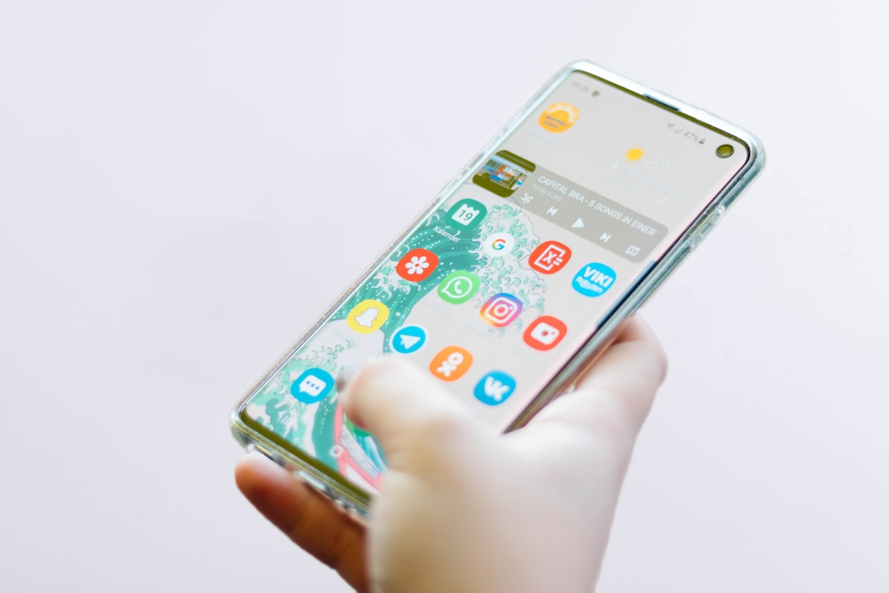 GIRL TELLS BF TO UNINSTALL DATING APP, BUT SHE OWNSELF GOES INSTALL