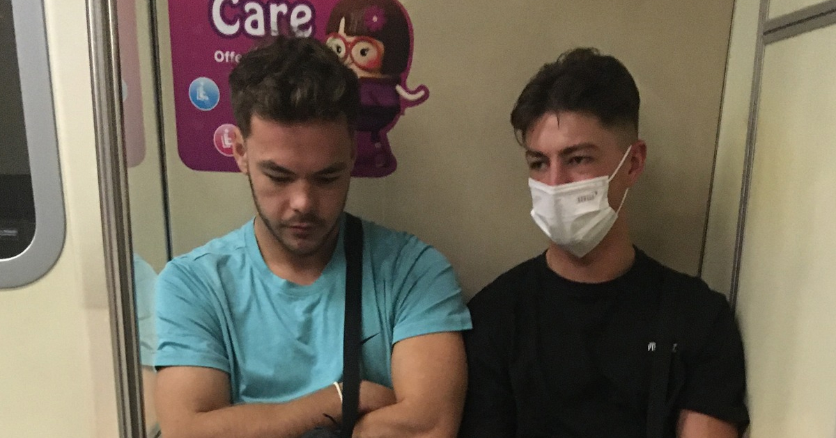 ANG MO TOURISTS TOLD TO WEAR MASK IN MRT BY COMMUTERS, HOW THEY GOT IN WITH NO MASK?